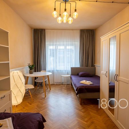 1800 By Vince Stay - Private Rooms In Town Hall Square Tartu Kültér fotó