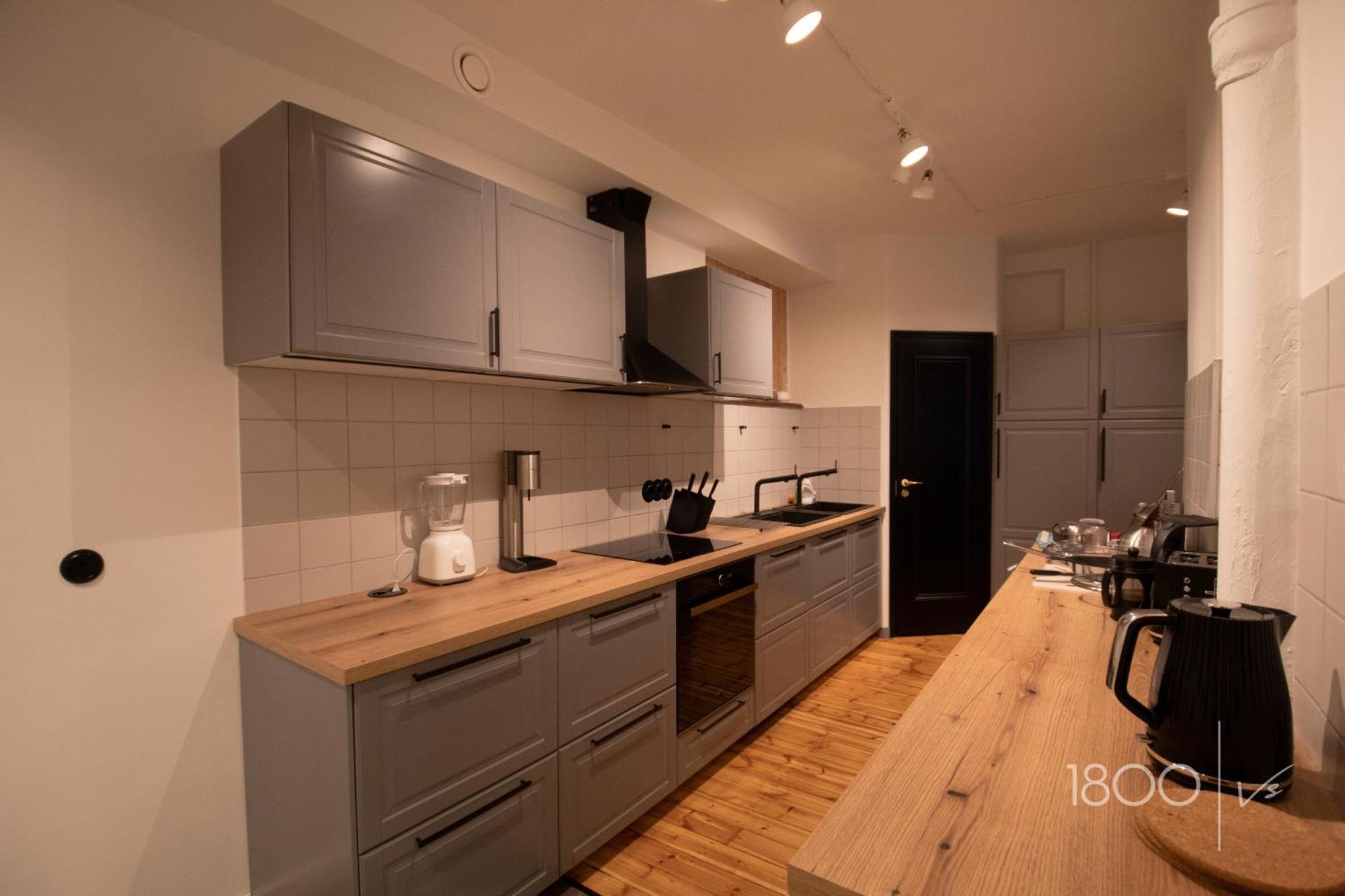 1800 By Vince Stay - Private Rooms In Town Hall Square Tartu Kültér fotó