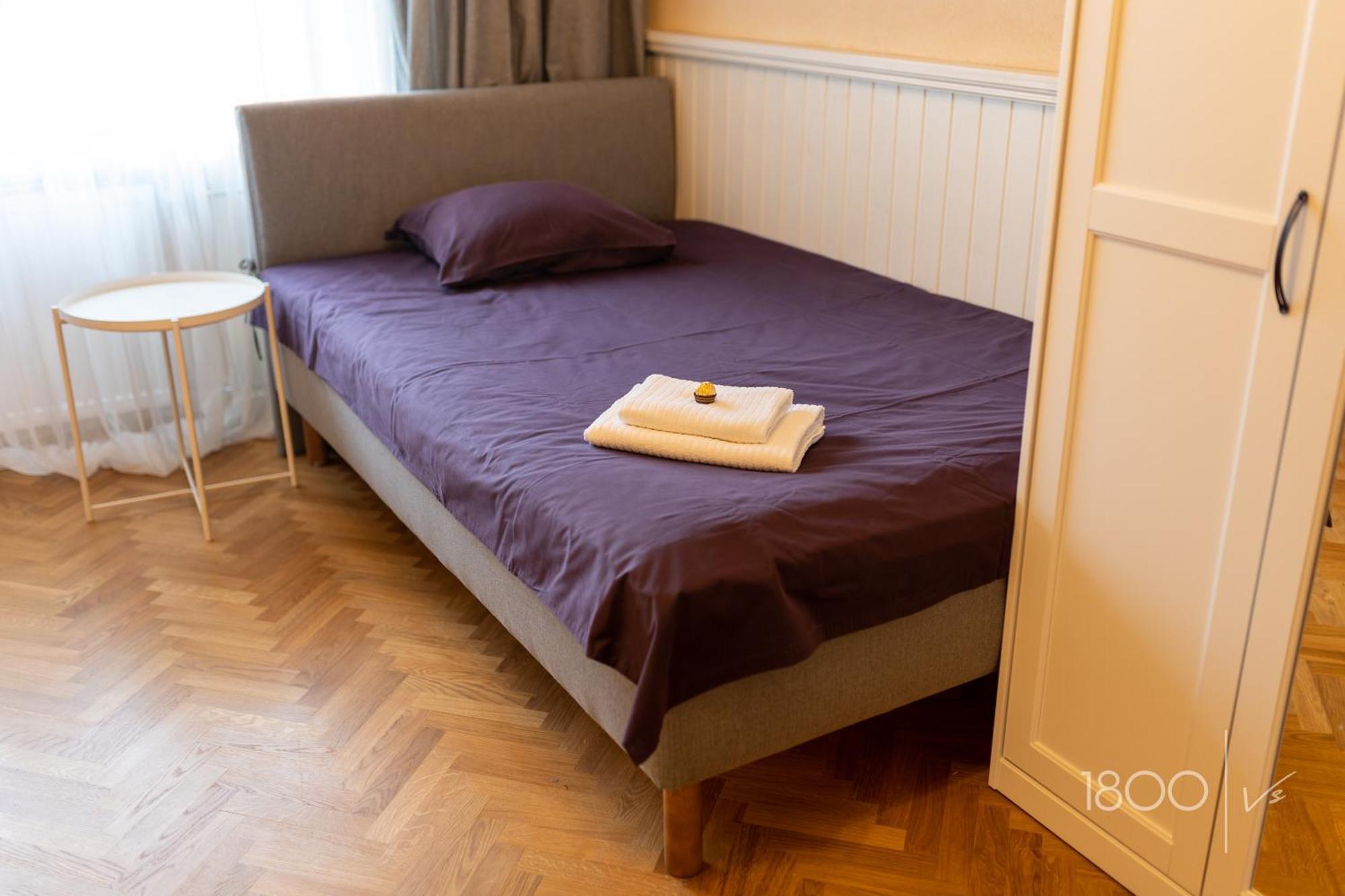 1800 By Vince Stay - Private Rooms In Town Hall Square Tartu Kültér fotó
