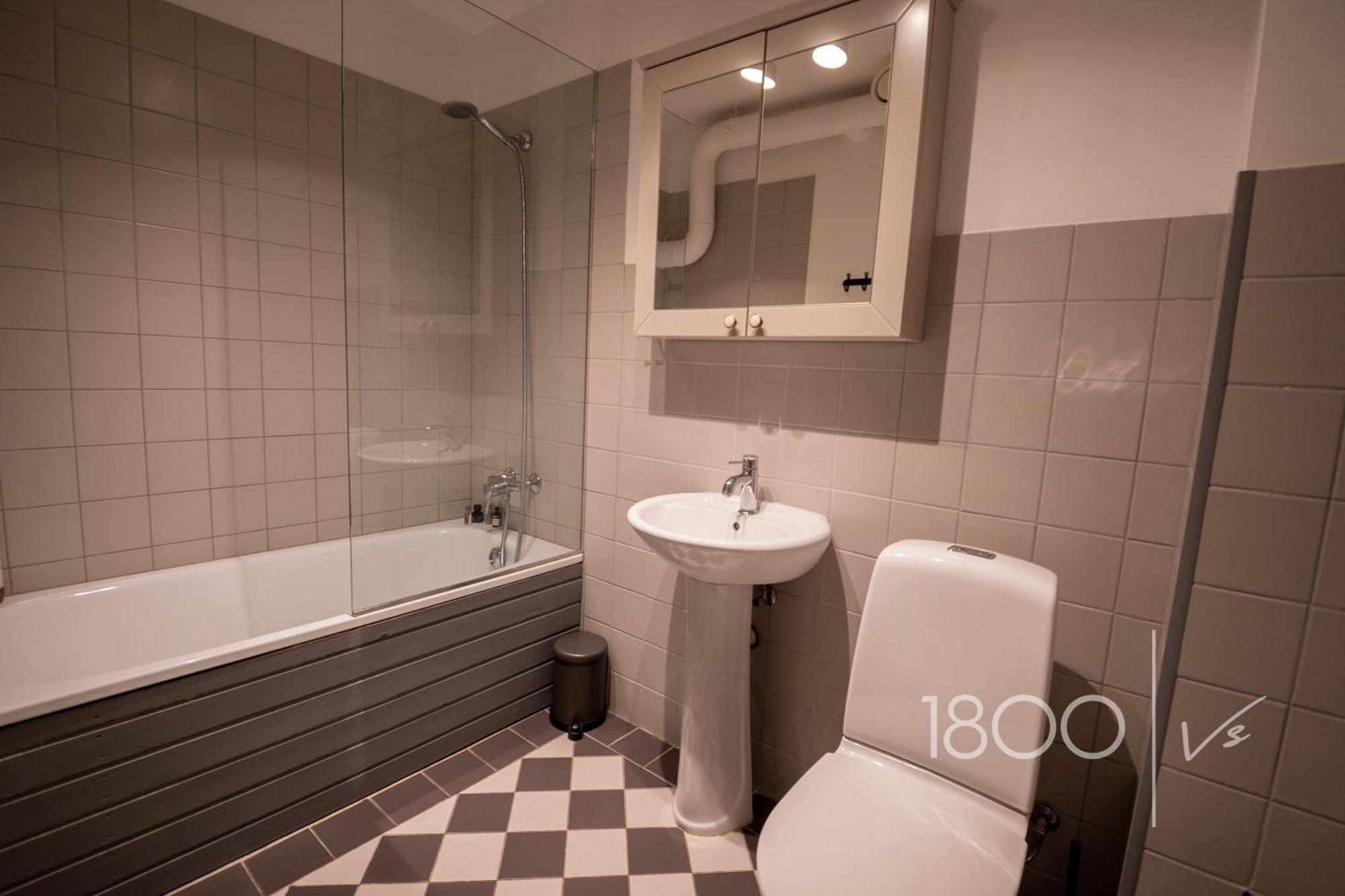 1800 By Vince Stay - Private Rooms In Town Hall Square Tartu Kültér fotó