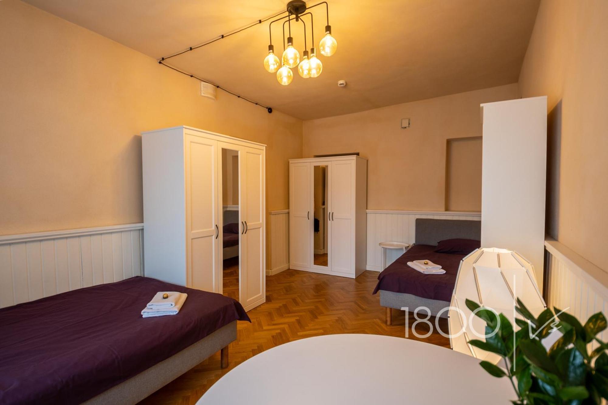 1800 By Vince Stay - Private Rooms In Town Hall Square Tartu Kültér fotó